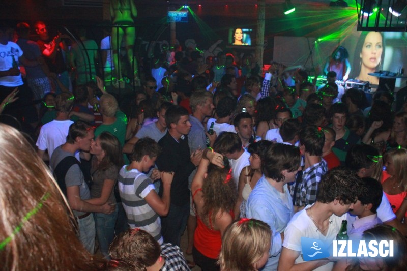 Večer u znaku zgodnih cura - Club Plava