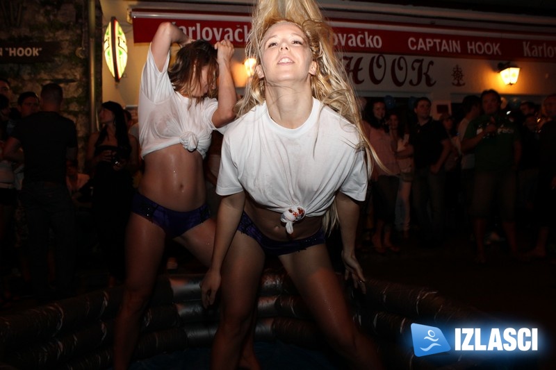 Čarobni bazenčić sa dvije zgodne cure na Wet T-Shirt Smirnoff partyu u Captain Hooku