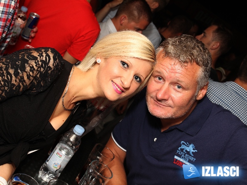 Jelena Rozga zapalila Casanovu i slikala se sa fanovima