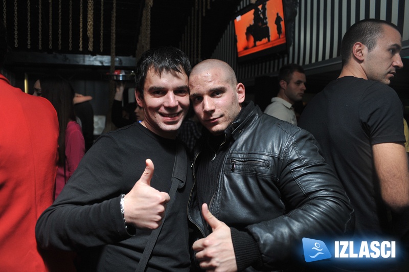 Ludnica u Hitch baru subotom