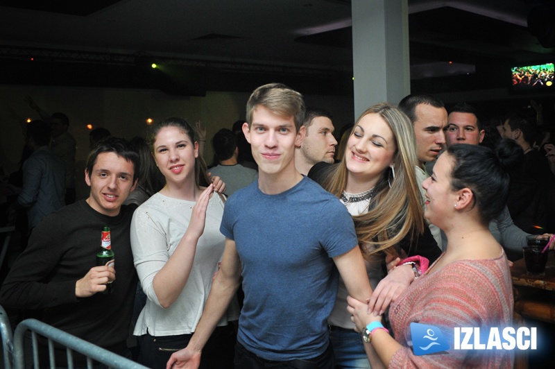 Ludnica u Hitch baru subotom