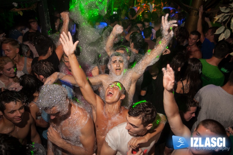 Pjena Party totalni hit na Krku u Clubu JUNGLE