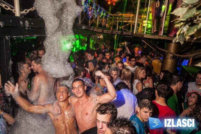 Pjena Party totalni hit na Krku u Clubu JUNGLE